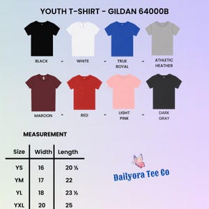 Puede incluir: Una selecci&oacute;n de camisetas juveniles en varios colores, incluyendo negro, blanco y rojo. La imagen muestra el modelo Gildan 64000B, con una tabla de tallas que muestra las medidas de ancho y largo en pulgadas. Tambi&eacute;n se ve la marca "Dailyora Tee Co".