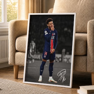 Pode incluir: Uma impressão emoldurada com um jogador de futebol em uniforme azul e vermelho. O jogador está em campo, com uma assinatura no canto inferior direito. O fundo é em preto e branco.