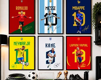Bundel met posters van voetbalsterren: Ronaldo, Mbappé, Messi, Yamal, Kane, Neymar, gesigneerde posters van voetballegendes.