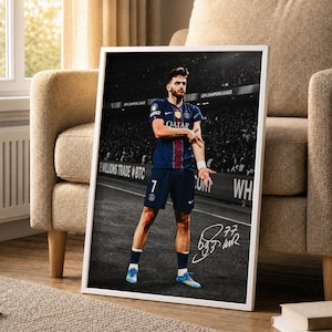Pode incluir: Impressão emoldurada com um jogador de futebol com uma camisa azul e vermelha, número 7. A imagem é em preto e branco com o jogador em cores. A impressão emoldurada em branco inclui uma assinatura.