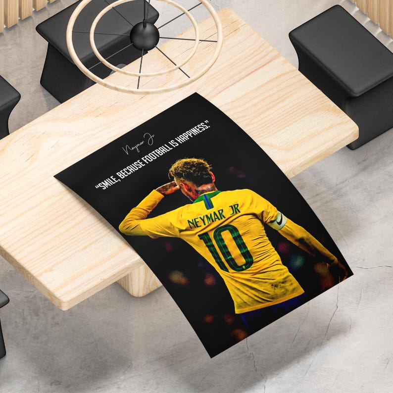 K&ouml;nnte beinhalten: Ein rechteckiges Poster mit einem Fu&szlig;ballspieler, der ein gelbes Trikot mit der Nummer 10 und dem Namen NEYMAR JR auf dem R&uuml;cken tr&auml;gt. Der Text lautet "SMILE, BECAUSE FOOTBALL IS HAPPINESS." und enth&auml;lt eine Signatur auf schwarzem Grund.