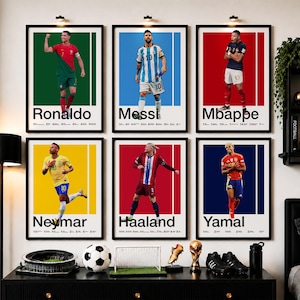 Może przedstawiać: Sześć oprawionych plakatów przedstawiających piłkarzy Ronaldo, Messiego, Mbappe, Neymara, Haalanda i Yamala w strojach ich drużyn. Każdy plakat zawiera nazwisko zawodnika, jednolite tło oraz małe statystyki liczbowe u dołu.