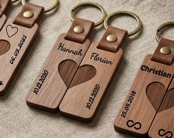 Ensemble de porte-clés puzzle en bois en forme de cœur, personnalisé et gravé avec les noms et la date – cadeau idéal pour les couples à l'occasion de leur anniversaire de mariage ou de leur emménagement.