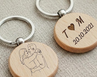 Personalized wooden photo keychain – Line art engraving of your chosen photo – Back with name & date