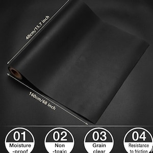 Puede incluir: Una lámina negra enrollada, de 40 cm de ancho y 160 cm de largo. Cuenta con resistencia a la humedad, no tóxica, grano claro y resistencia a la fricción.