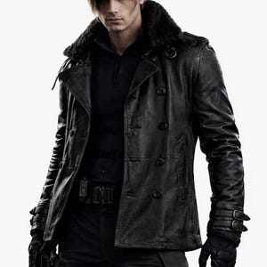 Op de afbeelding: Zwarte leren jas met een bontkraag, dubbele rij knopen en een riem. De jas wordt gedragen met zwarte handschoenen en een broek. De algehele look is een donkere, edgy stijl.
