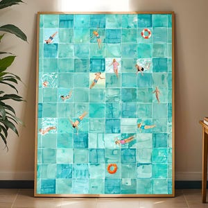 Op de afbeelding: Een rechthoekige wandkunstprint met een bovenaanzicht van een turquoise zwembad met een raster van vierkante tegels. Verschillende kleine figuren zwemmen of drijven in het water, vergezeld door twee oranje en witte reddingsboeien.