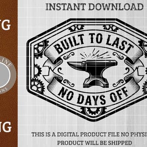 Op de afbeelding: Zwart-wit digitaal ontwerp met een aambeeld, tandwielen en banners. De tekst luidt "BUILT TO LAST" en "NO DAYS OFF". Het ontwerp bevat ook de woorden "SVG", "PNG" en "DIRECT DOWNLOADEN".