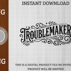 Puede incluir: Diseño gráfico en blanco y negro con la palabra "TROUBLEMAKER" en una fuente decorativa, rodeada de remolinos y estrellas. La imagen incluye el texto "SVG" y "PNG", y la frase "DESCARGA INSTANTÁNEA". El texto inferior dice "ESTE ES UN ARCHIVO DE PRODUCTO DIGITAL NO SE ENVIARÁ NINGÚN PRODUCTO FÍSICO".