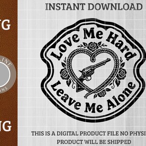 Może przedstawiać: Czarno-biały projekt cyfrowy z tekstem "Love Me Hard Leave Me Alone" w kształcie serca, z rewolwerem w środku. Projekt zawiera róże i akcenty linowe, a typy plików to SVG i PNG.