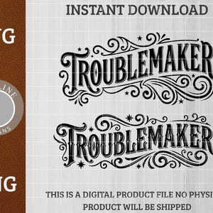 Puede incluir: Diseño digital en blanco y negro con la palabra "TROUBLEMAKER" en una fuente decorativa, con adornos y estrellas. Incluye formatos de archivo SVG y PNG. El texto en la parte superior dice "DESCARGA INSTANTÁNEA". El texto inferior dice "ESTE ES UN ARCHIVO DE PRODUCTO DIGITAL NO SE ENVIARÁ NINGÚN PRODUCTO FÍSICO".