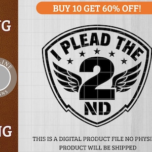 Könnte beinhalten: Schwarz-weißes Grafikdesign mit dem Text "I Plead the 2nd" in einem Schild, mit Flügeln und Sternen. Das Bild enthält auch den Text "SVG" und "PNG" sowie den Text "THIS IS A DIGITAL PRODUCT FILE NO PHYSICAL PRODUCT WILL BE SHIPPED".