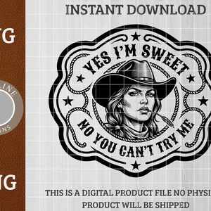 Puede incluir: Gráfico en blanco y negro de una mujer con sombrero de vaquero, con el texto "YES I'M SWEET, NO YOU CAN'T TRY ME". El diseño incluye estrellas y detalles de cuerda, para productos digitales.