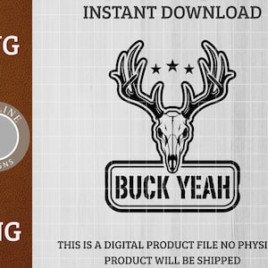 Puede incluir: Gráfico en blanco y negro de una calavera de ciervo con cuernos y tres estrellas sobre un letrero que dice "BUCK YEAH". La imagen incluye los textos "SVG" y "PNG" y las palabras "INSTANT DOWNLOAD".