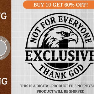 Könnte beinhalten: Schwarz-weißes Grafikdesign mit einem Adlerkopf in einem kreisförmigen Emblem. Der Text lautet "NOT FOR EVERYONE EXCLUSIVE THANK GOD". Das Bild enthält auch die Labels "SVG" und "PNG" sowie den Text "BUY 10 GET 60% OFF!"