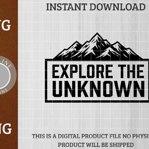 Może przedstawiać: Czarno-biały cyfrowy projekt z pasmem górskim i napisem "EXPLORE THE UNKNOWN". Projekt jest dostępny jako pliki SVG i PNG do natychmiastowego pobrania. Jest to produkt cyfrowy.