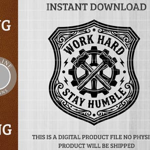 Puede incluir: Diseño digital en blanco y negro con el texto "WORK HARD STAY HUMBLE" dentro de un escudo. El diseño incluye martillos cruzados, un engranaje y rayos. Las palabras "SVG" y "PNG" también son visibles.