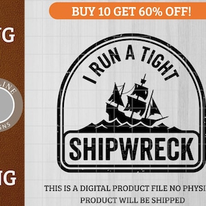 Puede incluir: Diseño gráfico en blanco y negro que presenta un barco sobre las olas con el texto "I RUN A TIGHT SHIPWRECK". El diseño incluye las palabras "SVG" y "PNG". La imagen también incluye el texto "BUY 10 GET 60% OFF!"