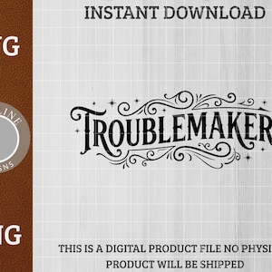 Puede incluir: Un diseño digital con la palabra "Troublemaker" en una fuente decorativa de estilo vintage. El diseño incluye adornos y estrellas. La imagen también muestra las opciones de tipo de archivo "SVG" y "PNG", junto con el texto "Descarga instantánea".