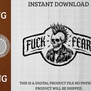 Könnte beinhalten: Schwarz-weiße Grafik eines Schädels mit Irokesenschnitt und Lederjacke. Der Text "FUCK FEAR" ist darüber abgebildet. Das Bild enthält auch die Wörter "SVG" und "PNG".