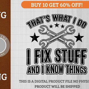 以下が含まれることがあります： 「THAT'S WHAT I DO, I FIX STUFF AND I KNOW THINGS」のテキストと交差したレンチが描かれた白黒のグラフィックデザイン。「SVG」と「PNG」の文字も含まれています。