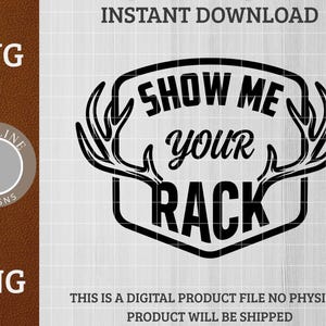 Può includere: Design digitale in bianco e nero con il testo "SHOW ME YOUR RACK" e illustrazioni di corna. Il design ha la forma di uno scudo e include i testi "SVG" e "PNG".