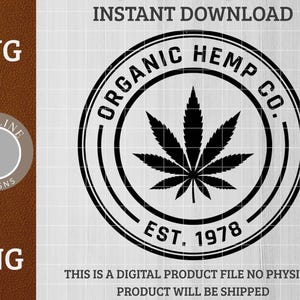 Op de afbeelding: Zwart-wit digitaal ontwerp met de tekst "Organic Hemp Co." rond een cannabisblad. Het ontwerp bevat "EST. 1978" en de woorden "SVG" en "PNG". De woorden "Direct downloaden" staan bovenaan.