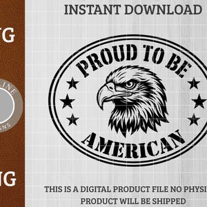 Op de afbeelding: Zwart-wit digitaal ontwerp met een adelaarskop in een ovale vorm. De tekst luidt "PROUD TO BE AMERICAN" met sterren. Bevat "SVG" en "PNG" bestandstype labels en de tekst "INSTANT DOWNLOAD".