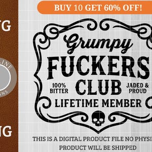 Könnte beinhalten: Schwarz-weißes SVG- und PNG-Digitaldesign mit dem Text "Grumpy Fuckers Club" in einem dekorativen Rahmen. Enthält die Phrasen "100% Bitter", "Lifetime Member" und eine Totenkopf-Grafik. Das Design enthält auch den Text "Buy 10 Get 60% Off!"