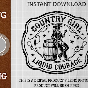 Op de afbeelding: Zwart-wit digitale afbeelding met een cowgirl die op een vat leunt, met de tekst "Country Girl Liquid Courage". Het ontwerp bevat sterren, touwaccenten en de woorden "Instant Download" en "SVG PNG".