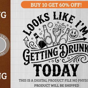 Può includere: Design digitale in bianco e nero con la scritta "Looks Like I'm Getting Drunk Today". Il design include illustrazioni di bottiglie, un bicchiere di vino e una faccia sorridente. L'immagine include anche il testo "SVG" e "PNG".