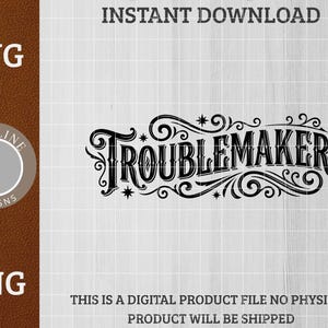 Puede incluir: Diseño digital en blanco y negro con la palabra "TROUBLEMAKER" en una fuente decorativa. El diseño incluye adornos, estrellas y el texto "INSTANT DOWNLOAD", "SVG" y "PNG". También está presente el logotipo de Vividline Designs.