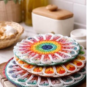 Puede incluir: Un juego de tres tazas de cerámica con un acabado mate moteado. Las tazas son en tonos crema, gris claro y gris oscuro. Cada taza tiene un diseño simple y minimalista y un asa redondeada.