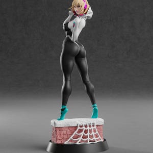 Puede incluir: Figura de un personaje femenino con un body blanco y negro, de pie sobre una chimenea de ladrillo con un diseño de telaraña blanca. Lleva tacones turquesa y una chaqueta con capucha blanca con auriculares rosas.