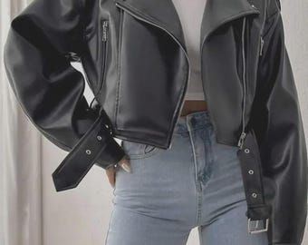 Chaqueta de motociclista corta de piel sintética negra para mujer, chaqueta urbana para motociclistas, abrigo de moto moderno.