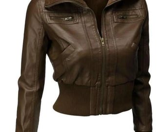 Chaqueta bomber de piel de vacuno marrón para mujer: corte ajustado estilo motero.