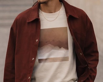 Minimal Earth Tone Graphic Tee, zeitgenössisches Unisex Streetwear Shirt in warmem Sand