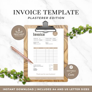 Op de afbeelding: Een factuursjabloon getiteld "INVOICE TEMPLATE PLASTERER EDITION" op een houten klembord met een roségouden pen. De factuur bevat velden voor artikelbeschrijvingen, hoeveelheden en totalen. Het ontwerp bevat de tekst "INSTANT DOWNLOAD" en "EDITABLE IN CANVA".