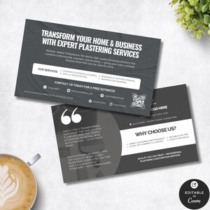 Op de afbeelding: Een visitekaartontwerp in grijs en wit dat reclame maakt voor professionele stukadoorsdiensten. De kaart benadrukt diensten zoals binnen- en buitenbepleistering en rendering. Contactgegevens en een klantgetuigenis zijn ook inbegrepen.