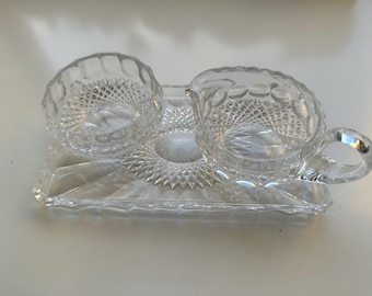 Juego de servir antiguo alemán de cristal de plomo de 3 piezas: bandeja con diseño de rayos de sol, jarra para crema y azucarero. Cristalería moderna de mediados de siglo. Época Nachtmann.