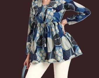 Top tunique fleuri bleu en coton - Chemisier bohème chic à basque