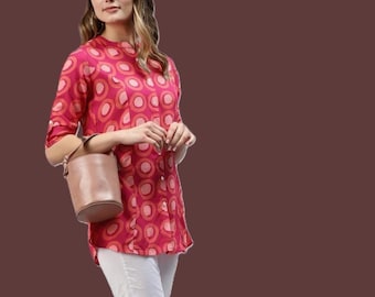 Rosa geblümtes Oberteil aus Viskose mit Stehkragen | Bluse mit hochkrempelbaren Ärmeln