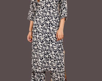 Può includere: Un completo a due pezzi con stampa floreale in bianco e nero. La parte superiore ha uno scollo a V e maniche a tre quarti. I pantaloni abbinati sono a gamba larga. Il completo è realizzato in tessuto leggero.