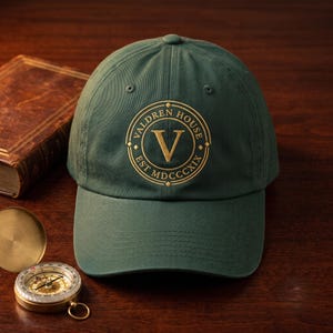 Dark Academia-Kappe, Kappe im Stil der alten Schule, gesticktes Monogramm-Wappen, Baseballkappe mit Vintage-Universitätssiegel, stilvolles Geschenk für Akademiker