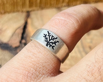 Anillo de plata con símbolo de árbol - Anillo de banda ancha natural - Anillo de plata de ley 925 hecho a mano - Anillo de plata rústico minimalista con banda de árbol