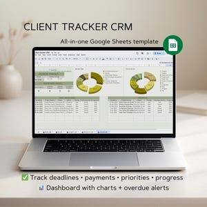Peut inclure: Un ordinateur portable argenté affichant un modèle Google Sheets intitulé "CLIENT TRACKER CRM." L'écran montre des graphiques et des données, avec le texte "Track deadlines • payments • priorities • progress." Une coche verte et une icône de graphique en barres sont également visibles.