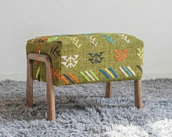 Marokkaanse kelimbank, handgemaakte gestoffeerde kruk, houten Ottomaanse stoel, boho-bank in portiek, kleurrijke tribale poef, home decor voetenbank