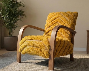 Boucle accentstoel, Marokkaanse berberfauteuil, handgemaakte walnoot fauteuil, gele boho-leesstoel, sculpturaal woonkamermeubilair