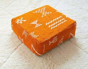 Handgemaakte oranje Marokkaanse poef, vintage kelim boho voetenbank, berbervloerkussen zitting