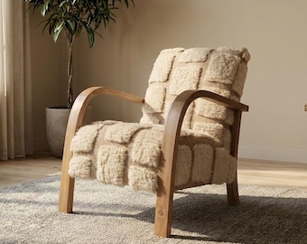 Handgemaakte bouclé fauteuil – notenhouten frame, berberwollen bekleding, Scandinavische accentstoel, gezellige woonkamer